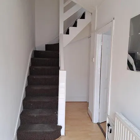 Single Room Near London Seven Kings Train Station Exterior photo