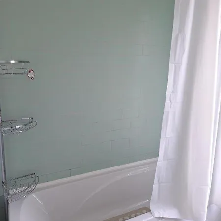 Single Room Near London Seven Kings Train Station Exterior photo