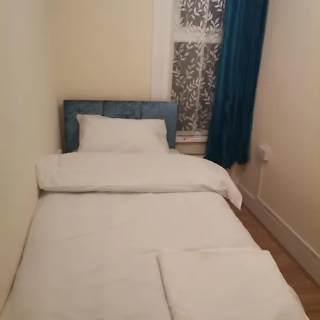 Single Room Near London Seven Kings Train Station Exterior photo