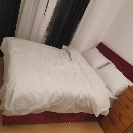 Single Room Near London Seven Kings Train Station Exterior photo