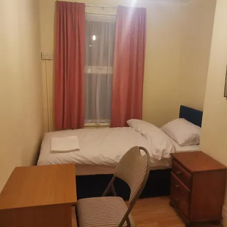 Single Room Near London Seven Kings Train Station Exterior photo