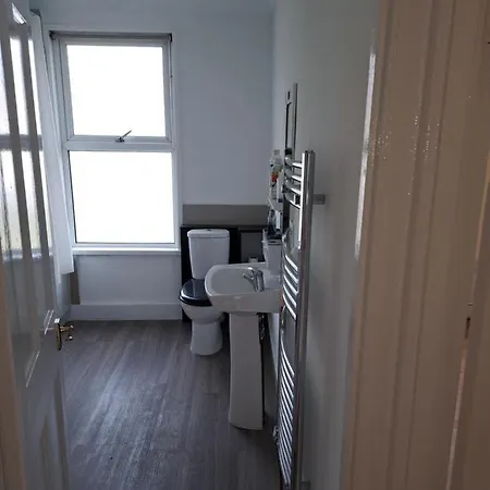 Single Room Near London Seven Kings Train Station Exterior photo