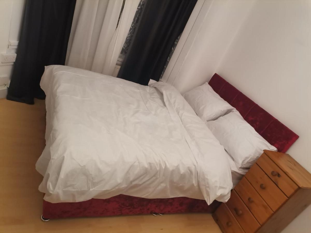 Single Near Seven Kings Train Station Habitación en casa particular *
