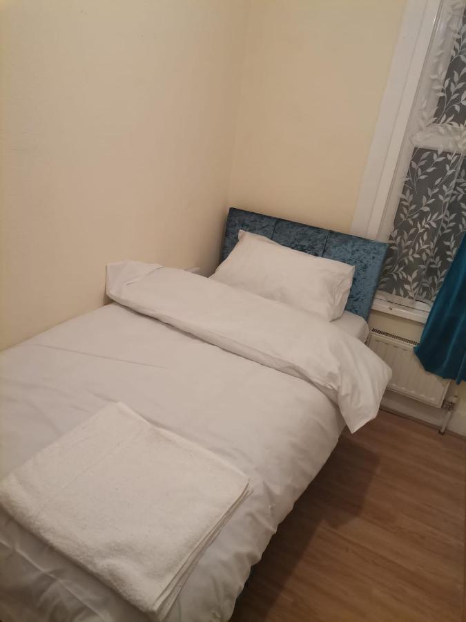 Habitación en casa particular Single Near Seven Kings Train Station Londres